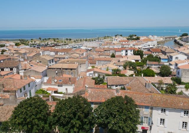 Séjour en camping à Saint-Martin sur l'île de Ré, avec un cadre pittoresque et une proximité avec les attractions locales.