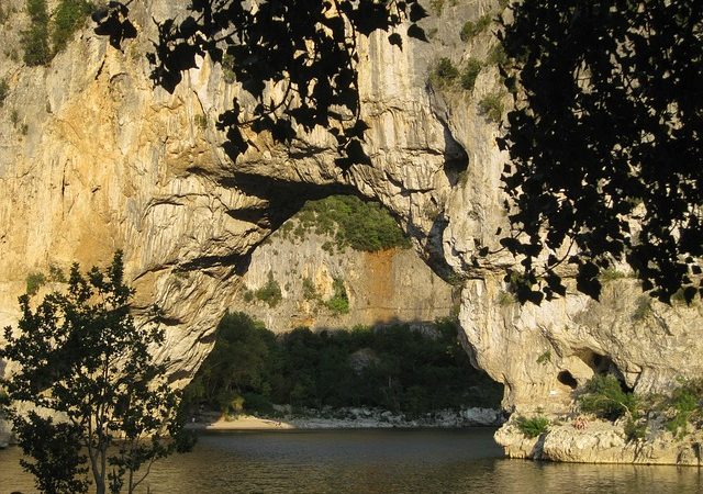 Où camper en caravane en Ardèche, pour un séjour authentique et dépaysant