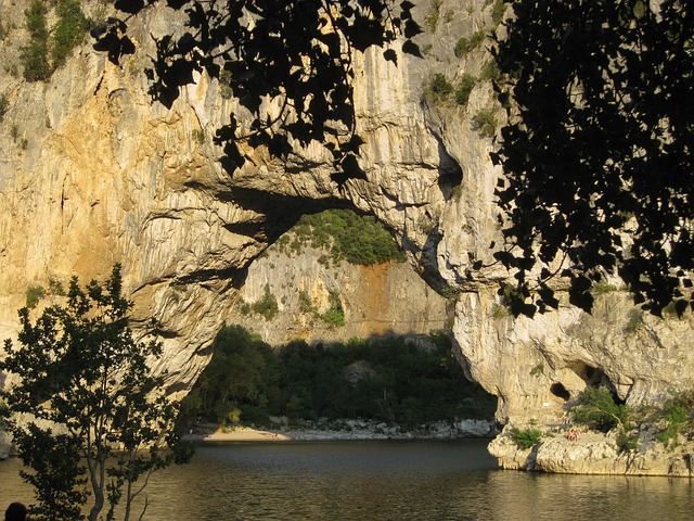 Où camper en caravane en Ardèche, pour un séjour authentique et dépaysant